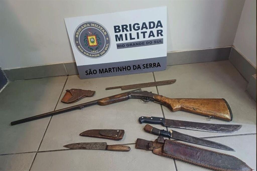 título imagem Homem é preso por agredir companheira e manter armas em casa em São Martinho da Serra