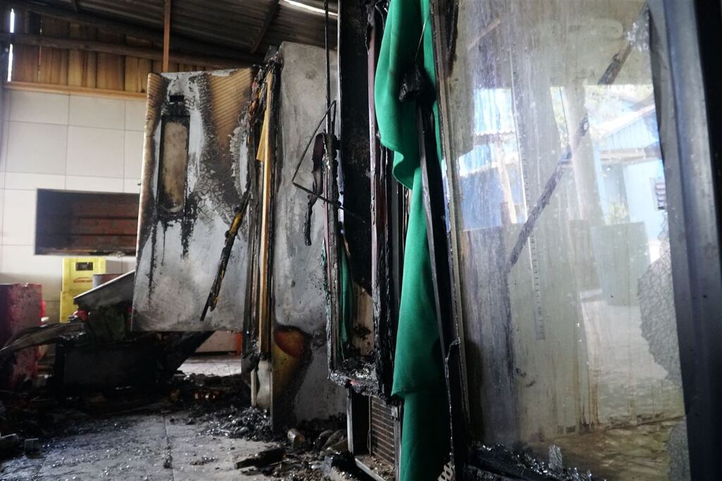 Foto: Rian Lacerda (Diário) - Geladeiras foram destruídas pelas chamas
