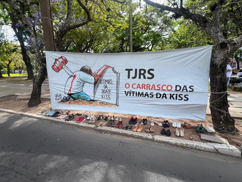 título imagem Familiares de vítimas da Kiss realizam vigília em frente ao Tribunal de Justiça nesta segunda-feira