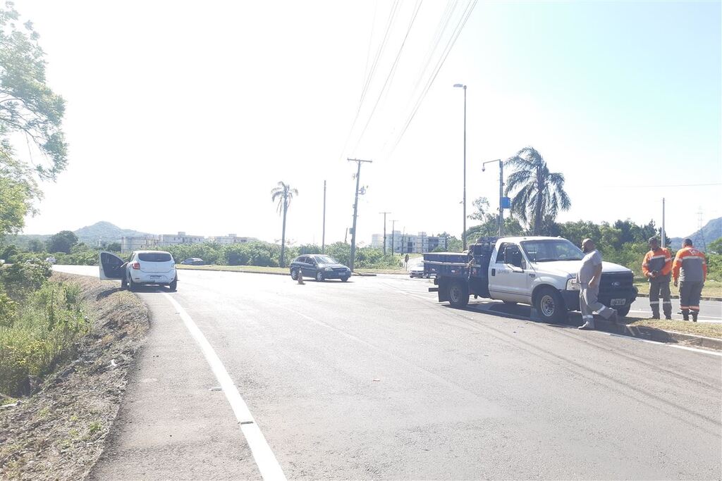 título imagem Colisão envolvendo caminhonete e carro deixa trânsito lento na RSC-287