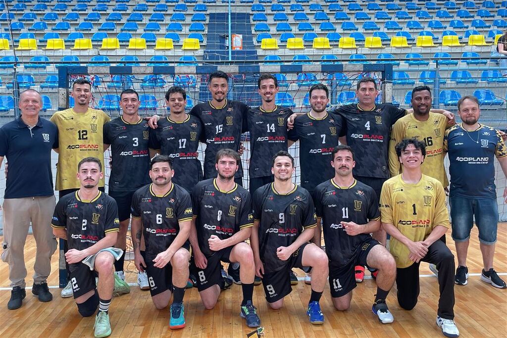 Foto: Handufsm (Divulgação) - Handufsm de Santa Maria tem campanha de 100% de aproveitamento no Estadual Adulto Masculino de Handebol. Fase decisiva será dias 12, 13 e 14 de dezembro em Caxias do Sul