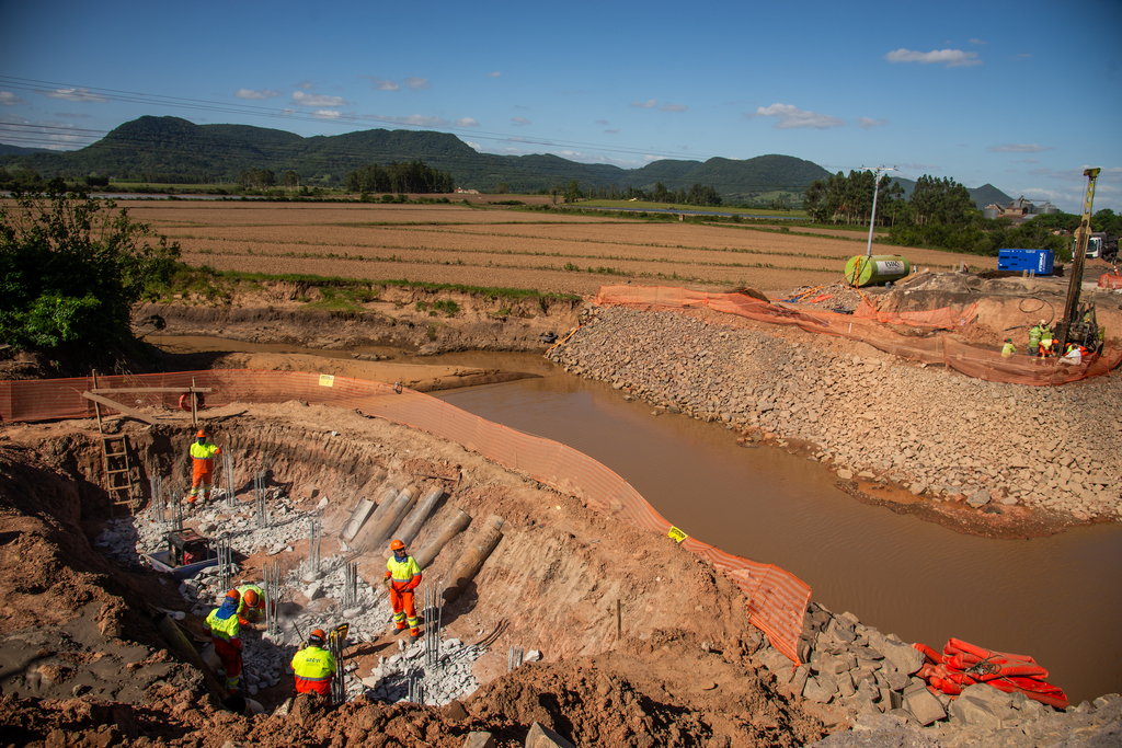 Após um mês, obras de reconstrução das pontes na RSC-287 avançam com conclusão de aterros