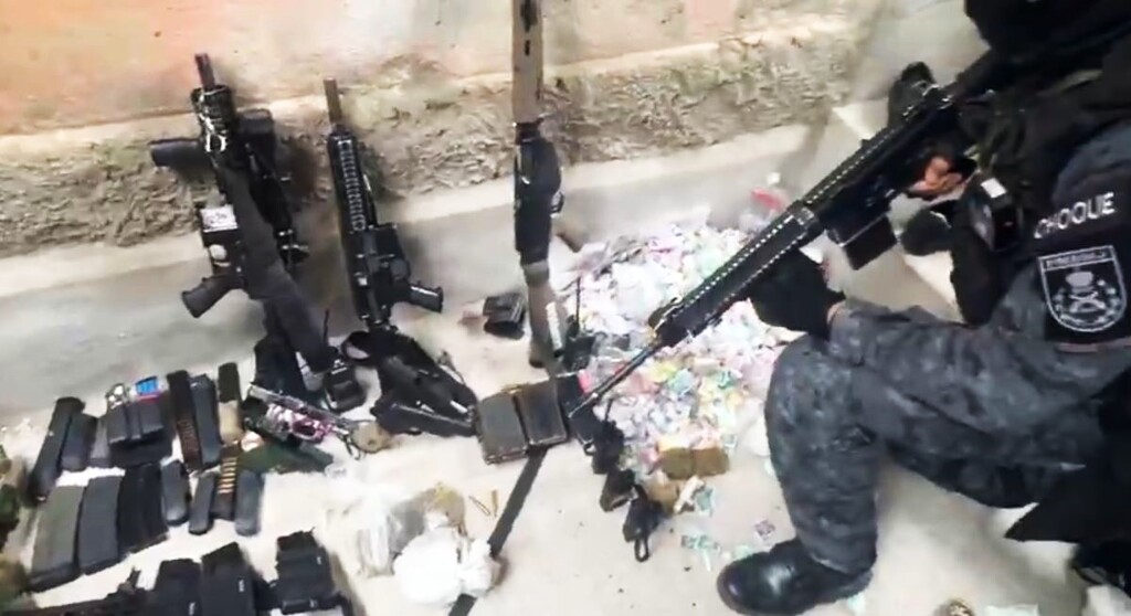 Foto: Governo do RJ (Reprodução) - Armas apreendidas nesta terça-feira durante a Operação Contenção