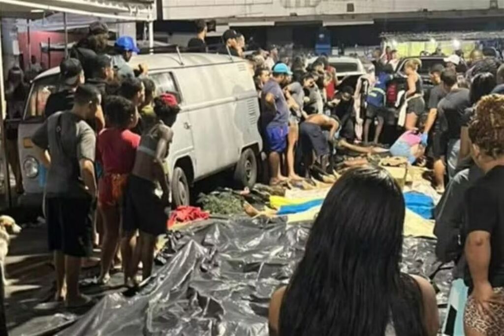 título imagem Moradores expõem dezenas de corpos em praça após megaoperação no Rio de Janeiro