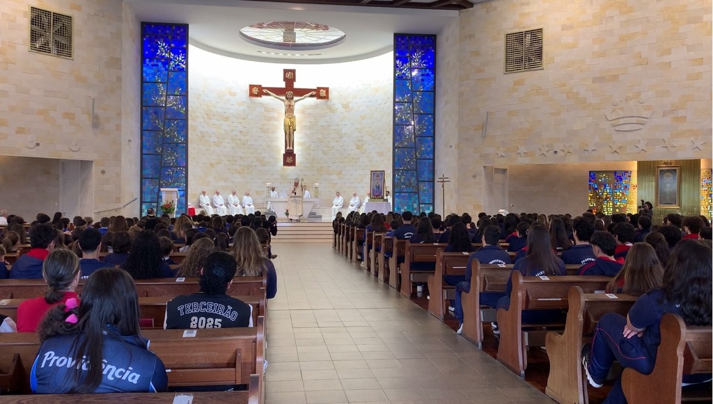  Basílica da Medianeira recebe escolas participantes do Projeto Medianeira e Educação durante missa em Santa Maria