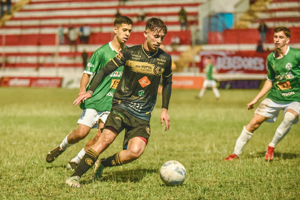 Foto: Renata Medina (Inter-SM) - Guris da Baixada (de preto) venceram no tempo normal, mas perderam nos pênaltis
