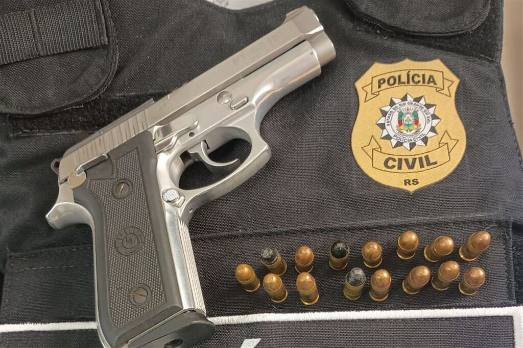 título imagem Dois homens são presos e adolescente é apreendido por tráfico de drogas em Santa Maria