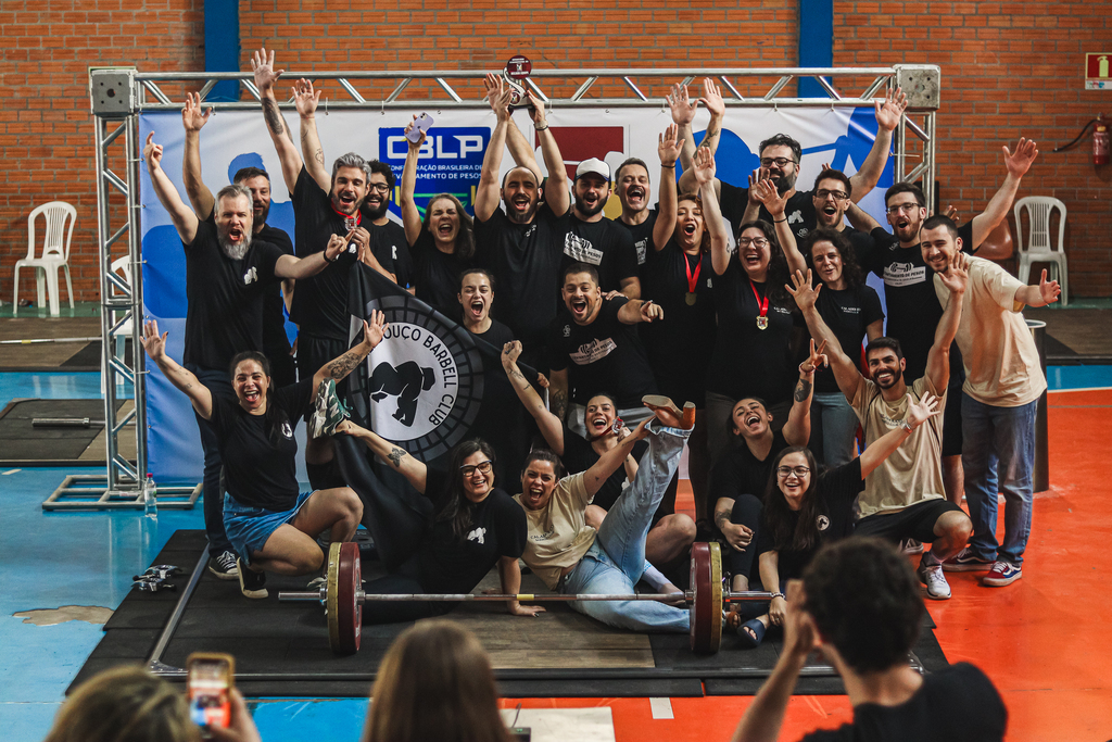 Foto: Filipe de Rosso (Divulgação) - Ao todo, participaram 50 atletas: 21 mulheres e 23 homens. Na foto, equipe do Calabouço Barbell Club, responsável pela organização local. Dos mais de 50 atletas que treinam lá, 22 competiram.