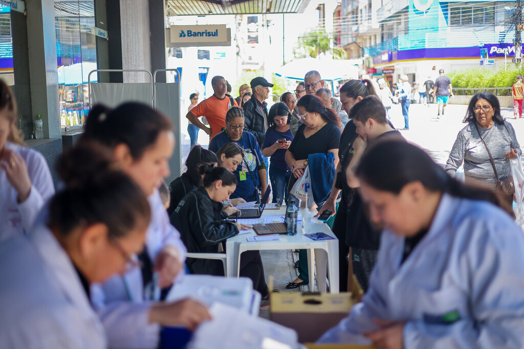 Mais de 300 doses aplicadas em ação de vacinação na Praça Saldanha Marinho