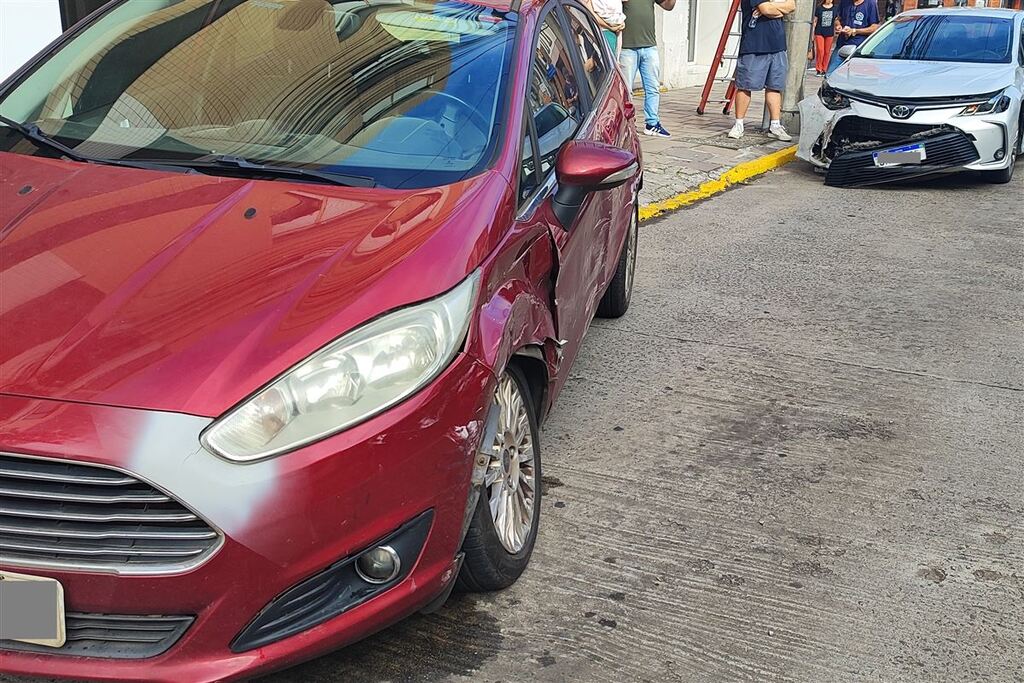 título imagem Colisão entre dois carros causa transtorno no centro de Santa Maria