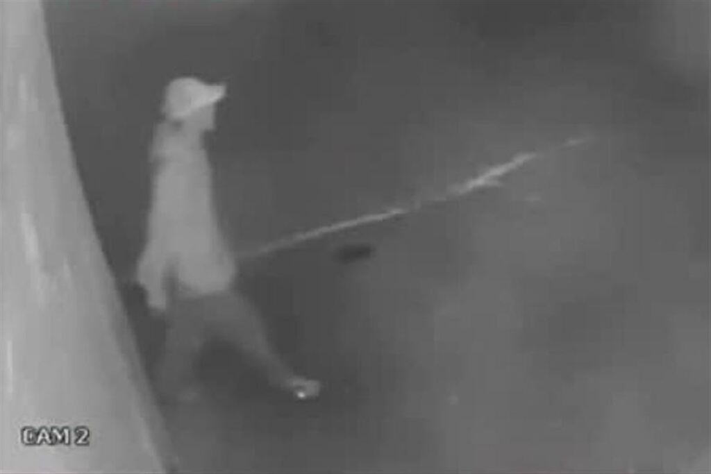 título imagem Ladrão escala muro de quase 4 metros de altura e passa por cerca elétrica para roubar joias de residência em Santa Maria