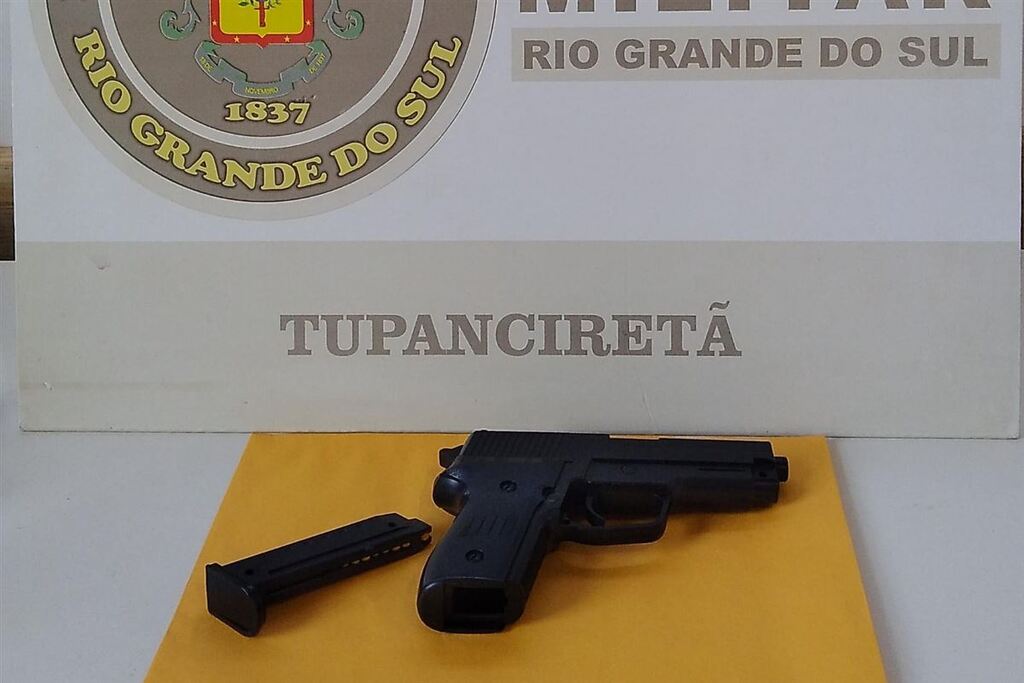 título imagem Dupla é abordada e polícia encontra simulacro de arma em Tupanciretã