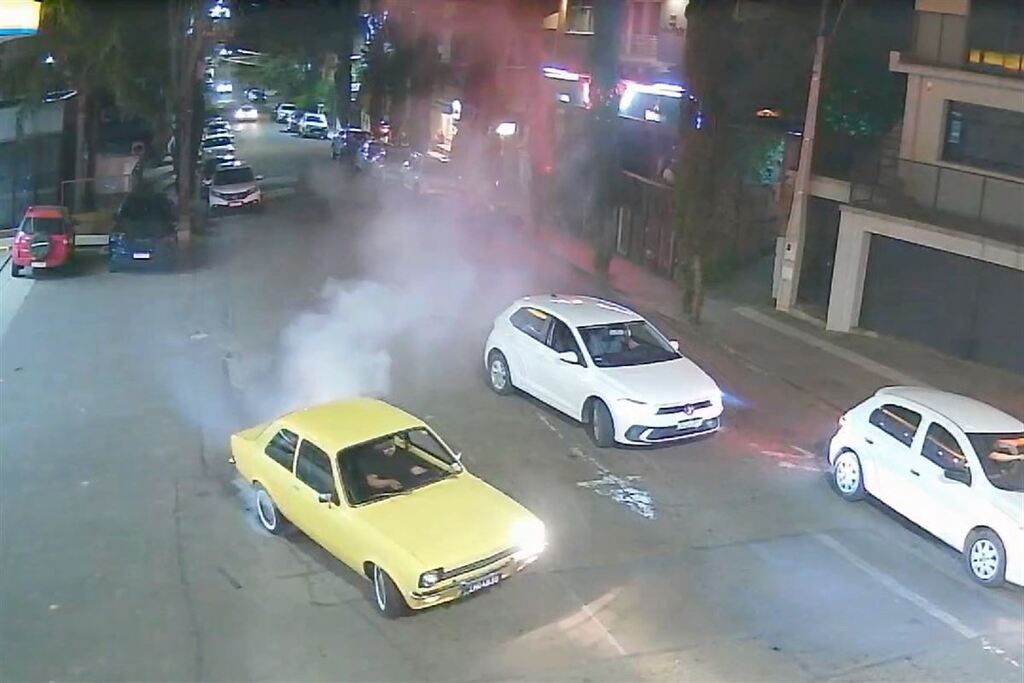 Boletim de ocorrência é registrado contra condutor que subiu em canteiro de avenida no centro de Santa Maria