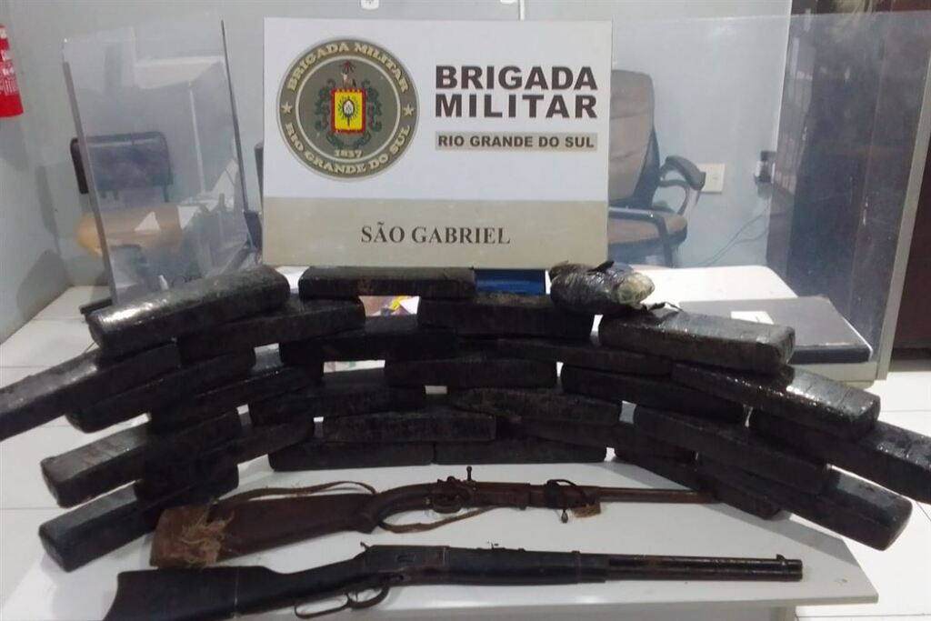 Mais de 20 quilos de maconha e armas de fogo são apreendidos pela Brigada Militar em São Gabriel