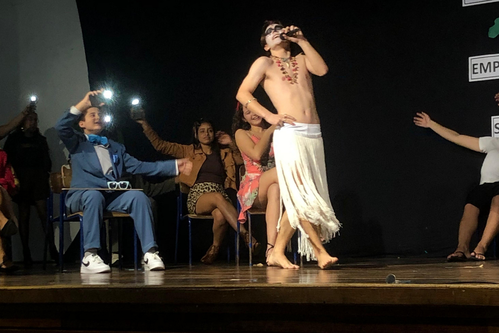 título imagem VÍDEO: Inspirado por Ney Matogrosso, estudante da Quarta Colônia interpreta músicas do ídolo