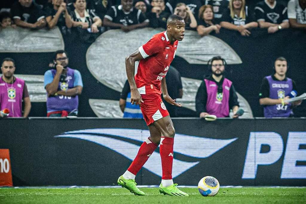 título imagem Altura, liderança e experiência: quem é o zagueiro colombiano contratado pelo Inter-SM para 2026