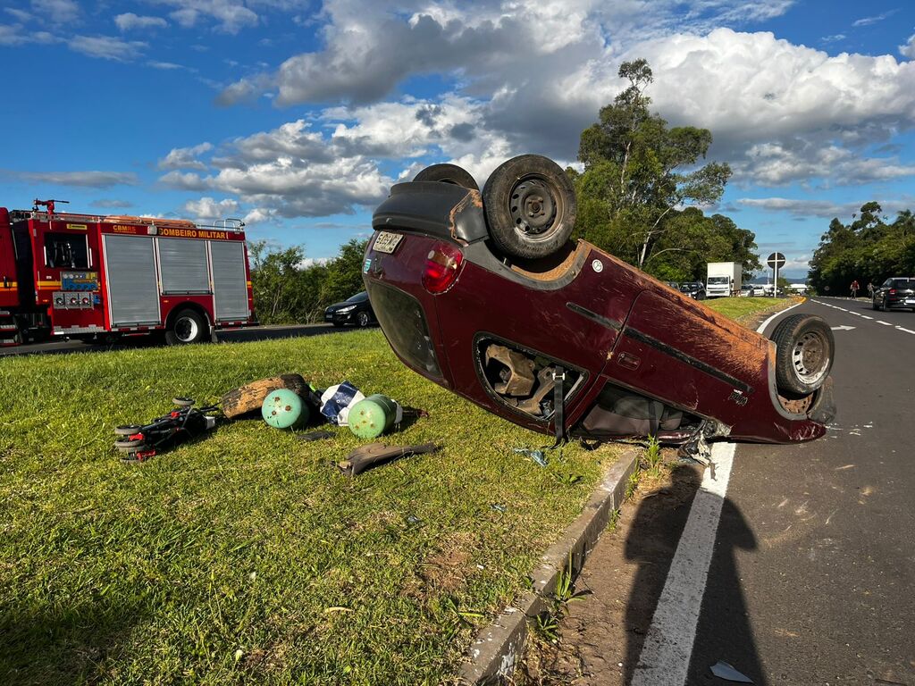 Quatro pessoas ficam feridas após carro capotar ao colidir em ônibus na Faixa Nova de Camobi