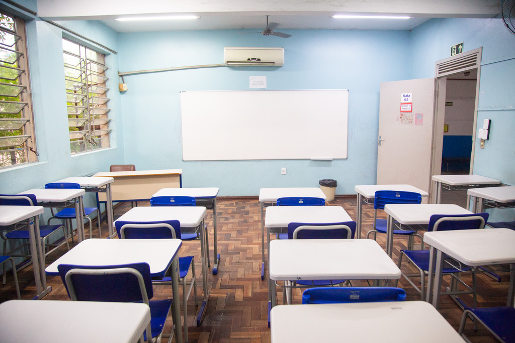 título imagem Das 86 escolas da rede municipal, cinco paralisaram totalmente as atividades no primeiro dia da greve dos professores