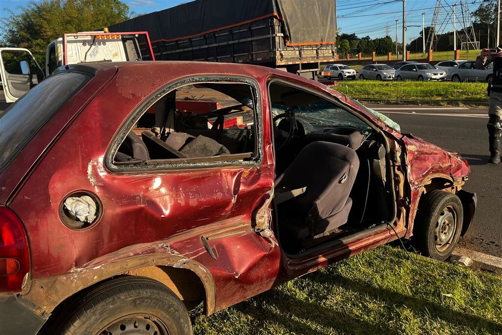 título imagem VÍDEO: Veja o momento da colisão entre carro e ônibus que deixou quatro feridos na Faixa Nova de Camobi