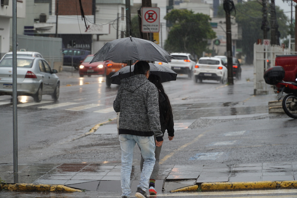 título imagem Santa Maria entra em alerta diante da formação de ciclone; prefeitura mantém equipes de prontidão