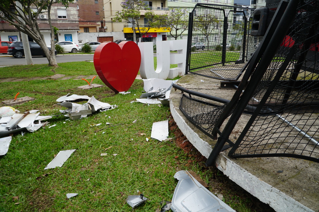 título imagem Letreiro e locomotiva em praça de Santa Maria amanhecem danificados; entenda o que aconteceu