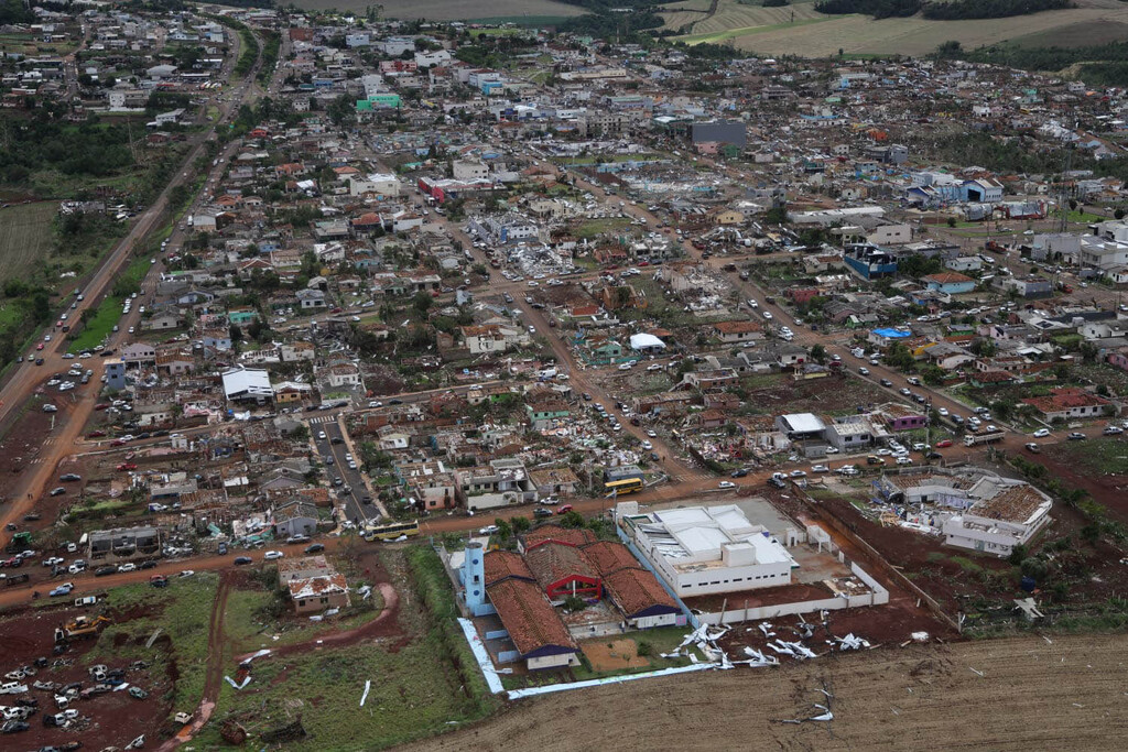 VÍDEO: Rio Bonito do Iguaçu decreta estado de calamidade após tornado destruir 90% da cidade paranaense