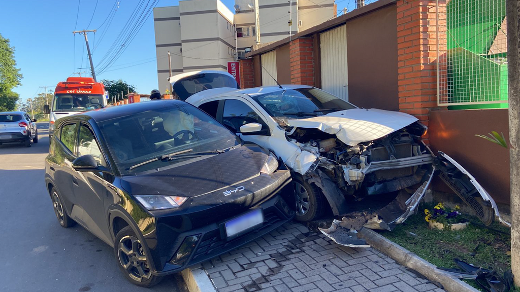 título imagem Colisão lateral termina com veículo atingindo poste em Santa Maria
