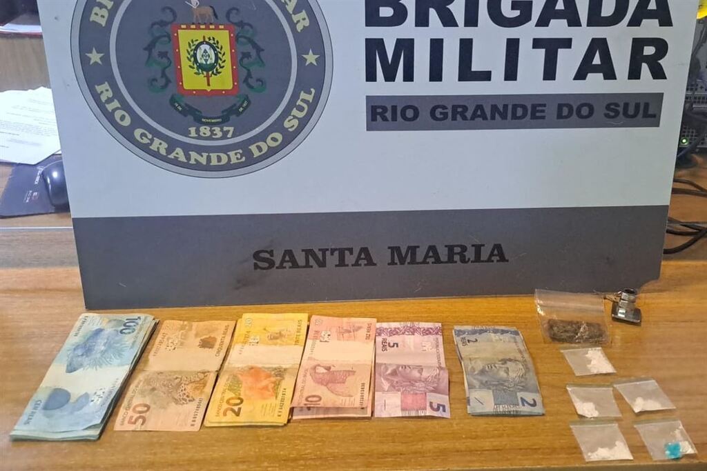 Jovem é preso com drogas, dinheiro e moto furtada em Santa Maria