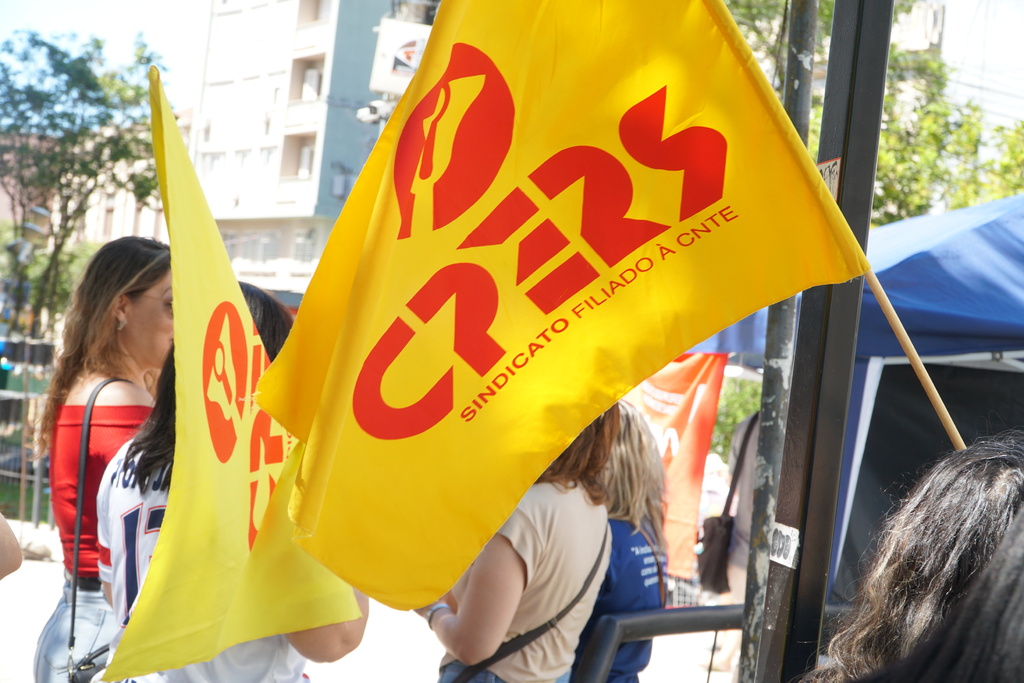 Professores estaduais paralisam por reajuste salarial e contra 