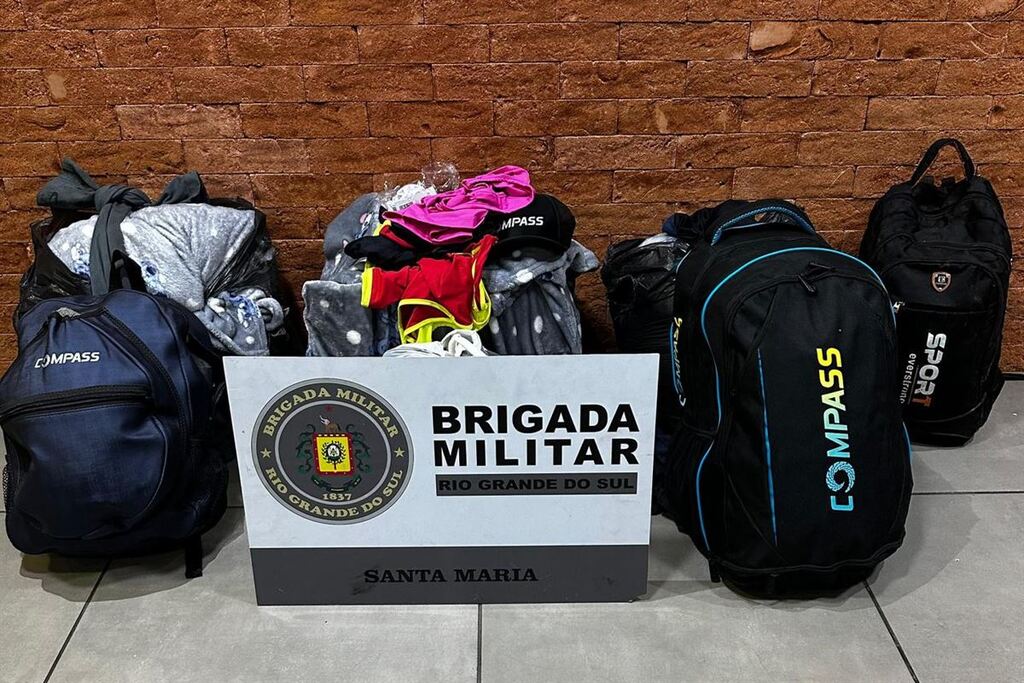 título imagem Dois homens são presos em flagrante após furtarem doces, salgadinhos e roupas em loja de Santa Maria