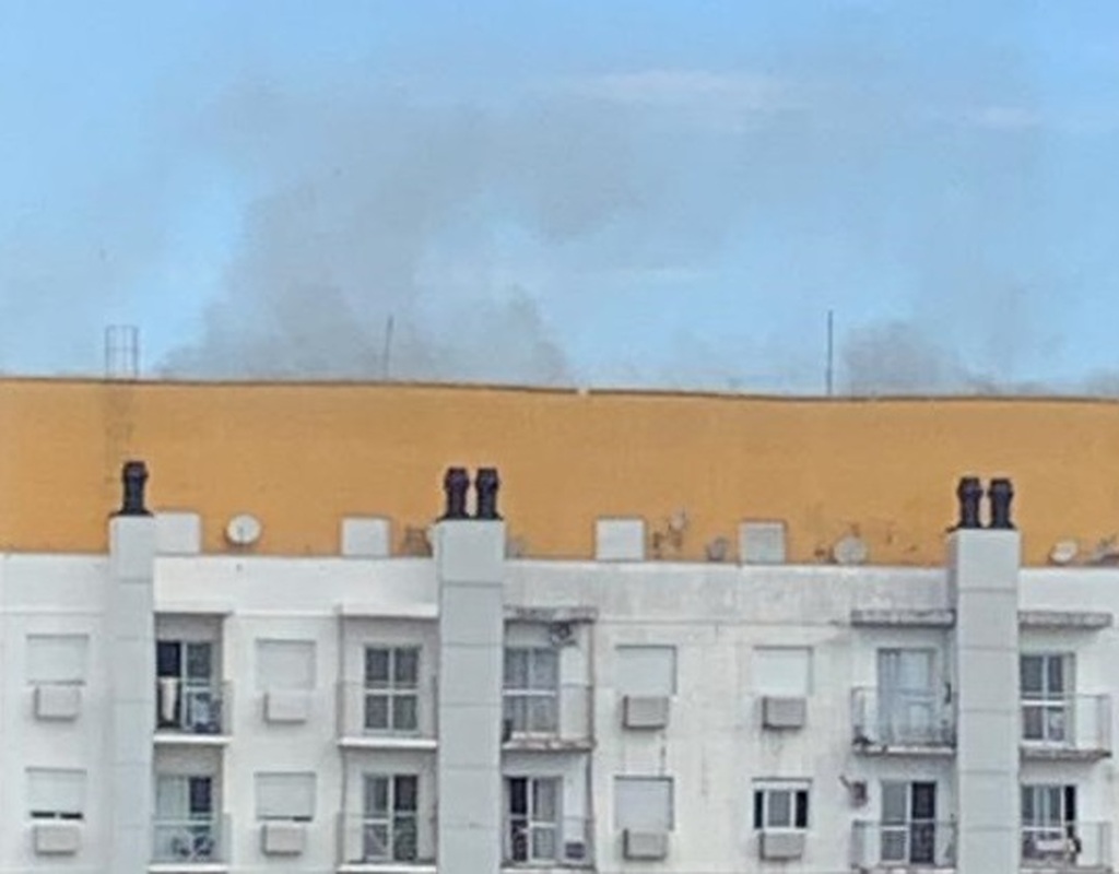 Bombeiros atendem princípio de incêndio no topo de prédio no Centro de Santa Maria