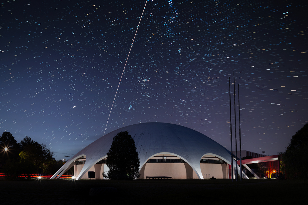 título imagem Luzes no céu chamam atenção e causam curiosidade na região, mas fenômeno tem explicação científica