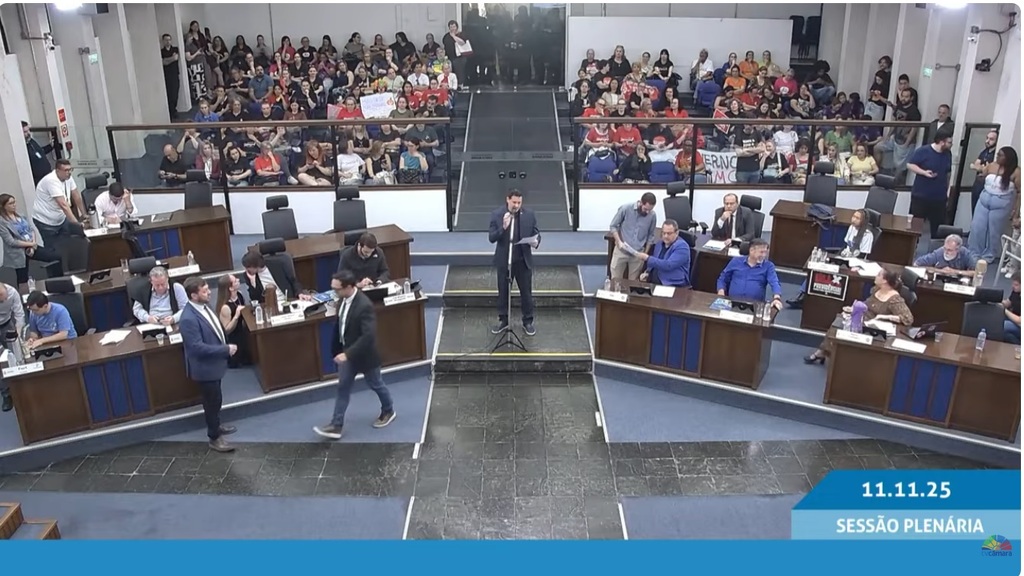 Foto:TV Câmara (Reprodução) - Professores e outras categorias de servidores do Executivo estiveram na sessão de terça-feira, protestando contra a reforma da Previdência