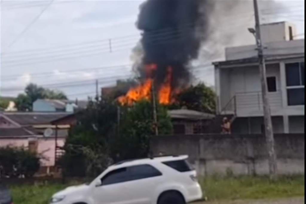 Incêndio atinge casa na Zona Urbana de Santa Maria e mobiliza bombeiros pela segunda vez na semana