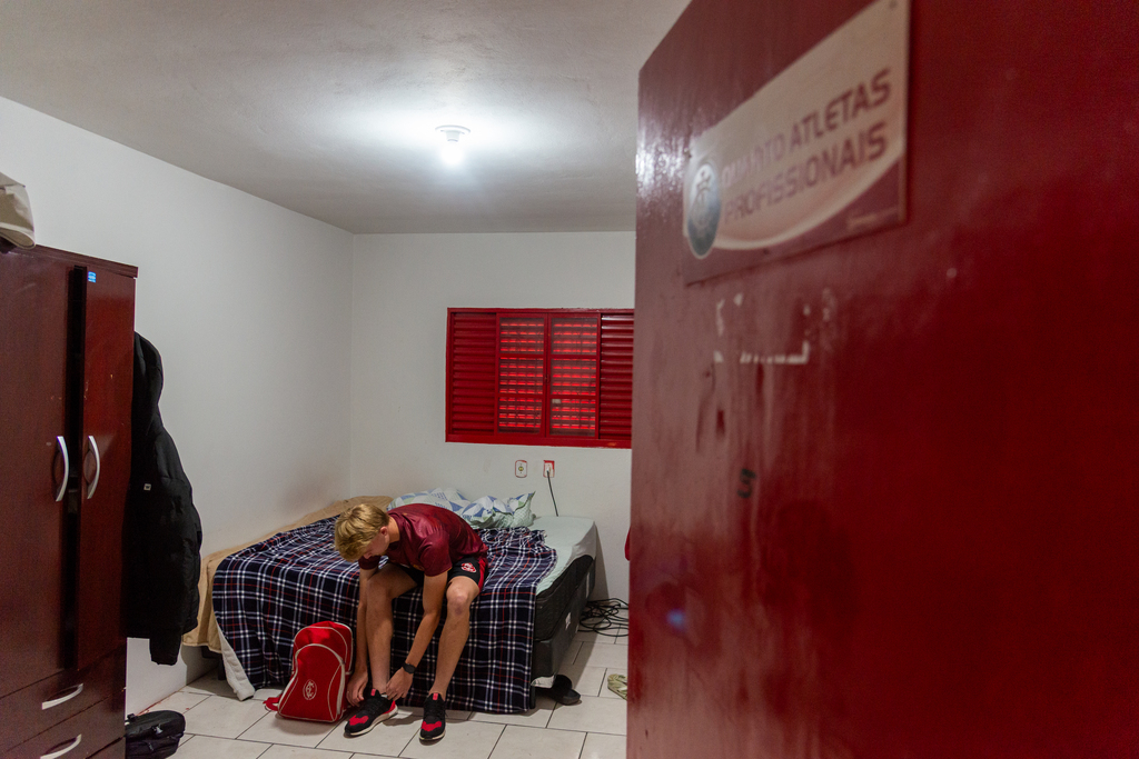  - O atleta faz parte do grupo que deixou a cidade natal para se dedicar ao clube