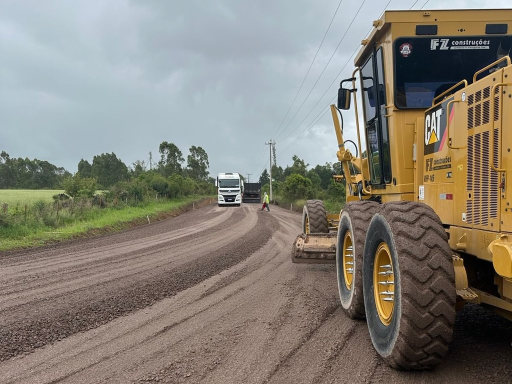 Asfalto será concluído este ano no 1º trecho da estrada de Santa Flora; nova etapa é prevista