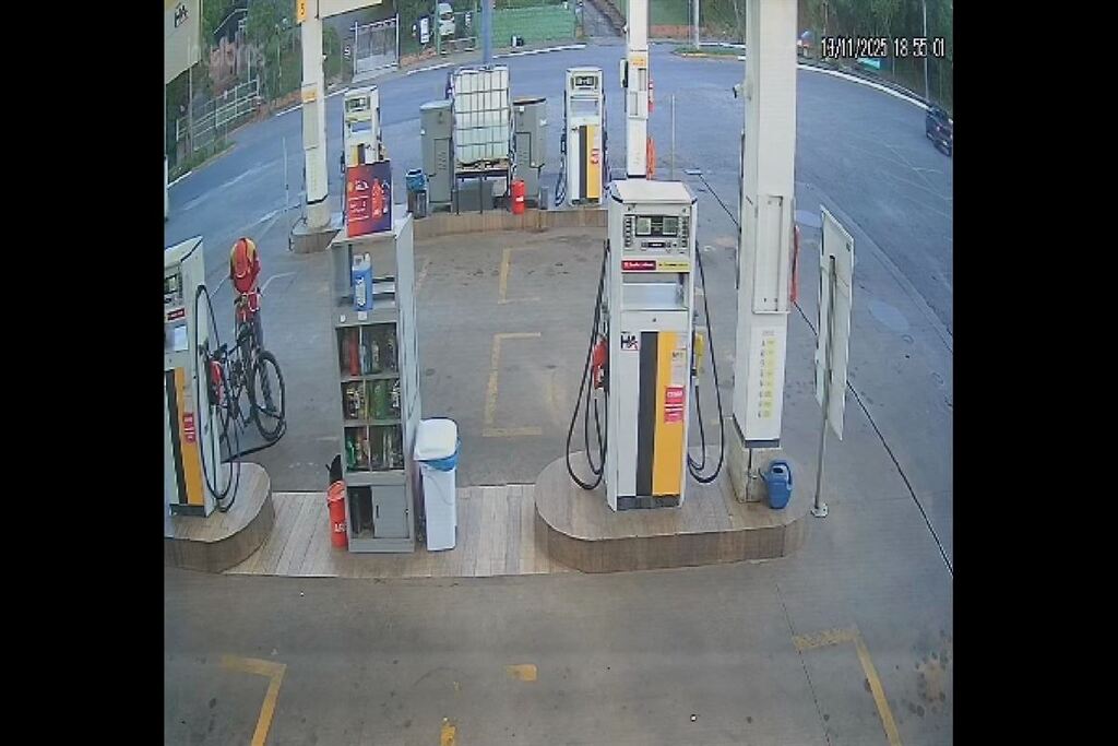 título imagem Câmeras flagram policial militar que aborda a esposa e jovem em São Pedro; delegado diz que hipótese é de crime passional