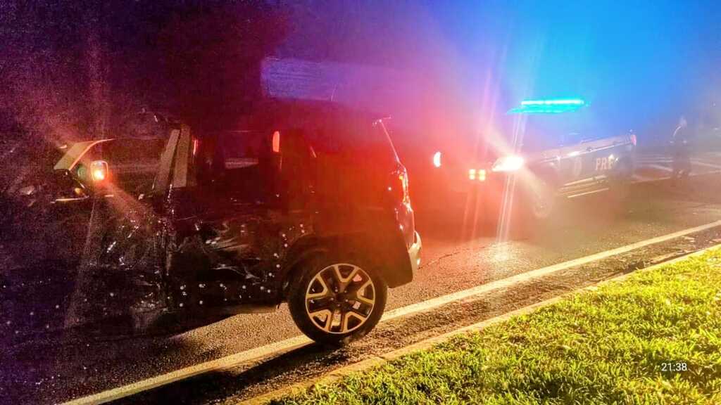 Motorista sofre lesões graves após acidente entre carro e ônibus na BR-287