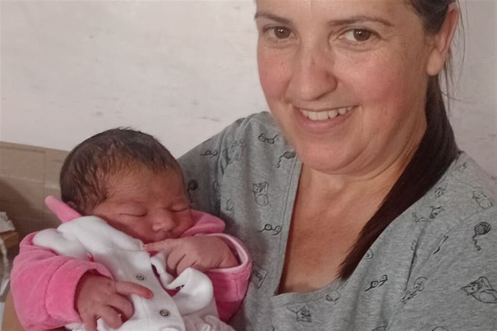  - Avó Márcia, que realizou o parto, posa ao lado da nova neta