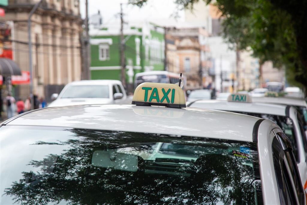 título imagem Prefeitura autoriza táxis e transportes escolares a utilizarem corredores exclusivos de ônibus em Santa Maria
