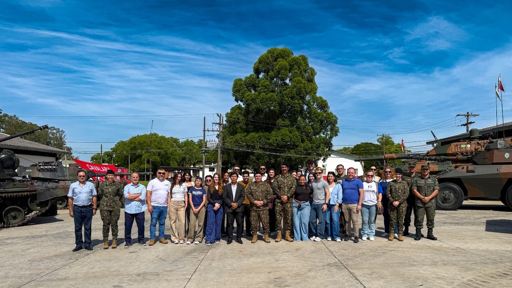Projeto leva profissionais civis a conhecer o Exército