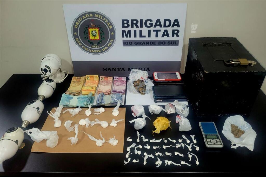 título imagem Drogas, dinheiro e outros objetos são apreendidos pela Brigada Militar em Santa Maria