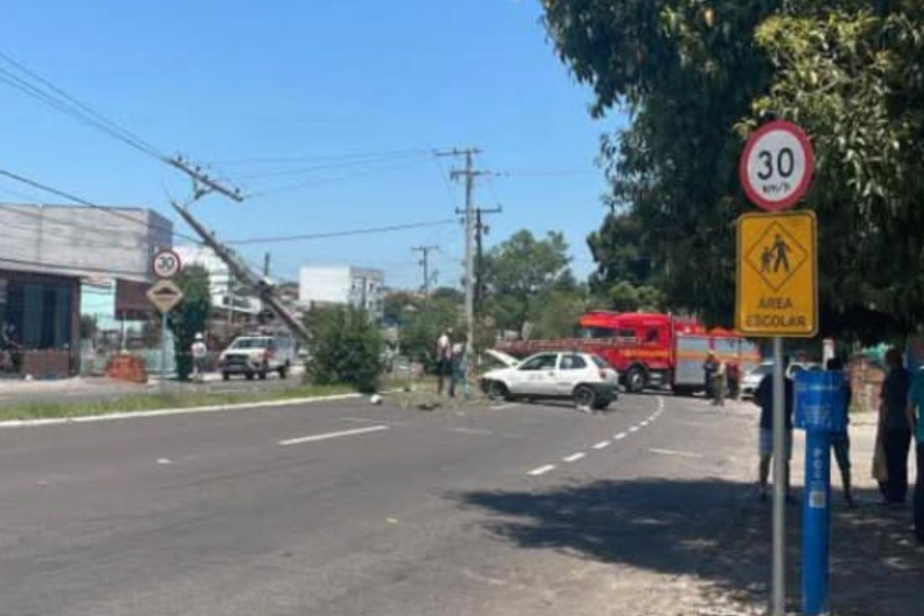 Jovem rouba carro com criança dentro e bate em poste no Bairro Tancredo Neves