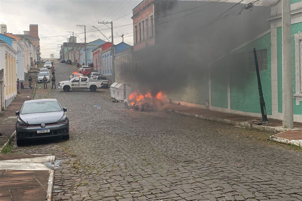 título imagem VÍDEO: Briga termina com carro incendiado na região central de Santa Maria