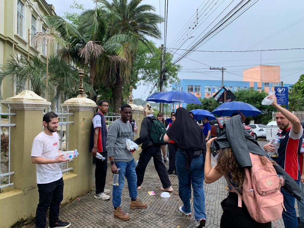 Foto: Pablo Iglesias (Diário) - Chuva começou a cair por volta de meio-dia, momento de abertura dos portões aos candidatos.