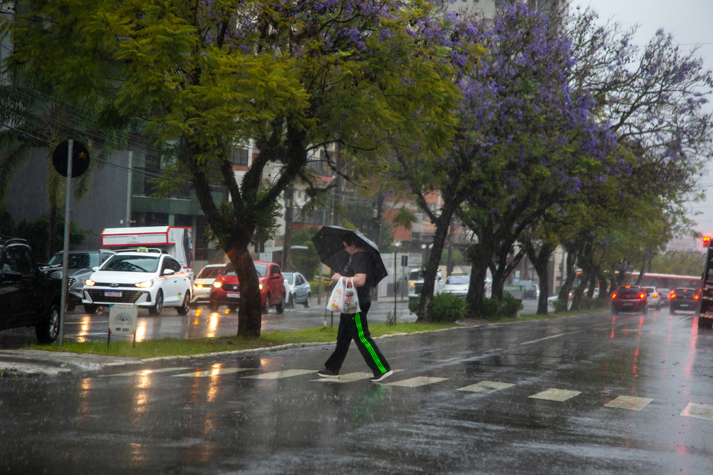 Região registra mais de 50 mm de chuva neste domingo; semana será de frio atípico e tempo firme em Santa Maria