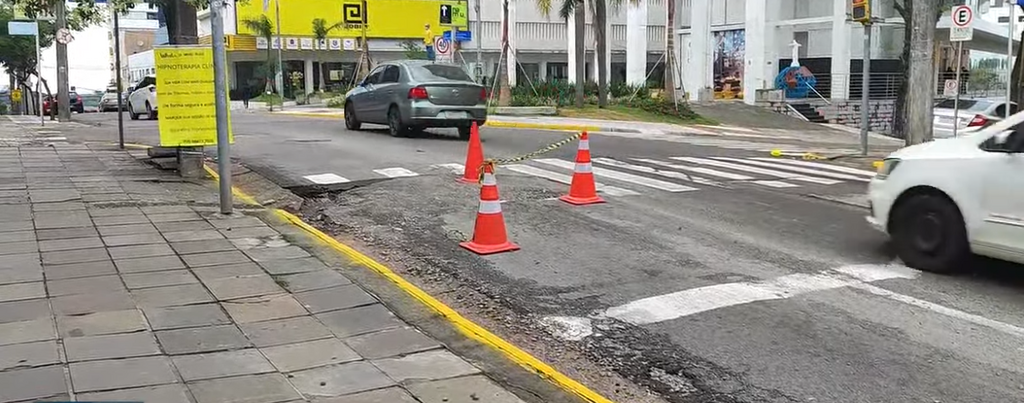 Asfalto cede na região central de Santa Maria e afeta o trânsito nesta segunda-feira