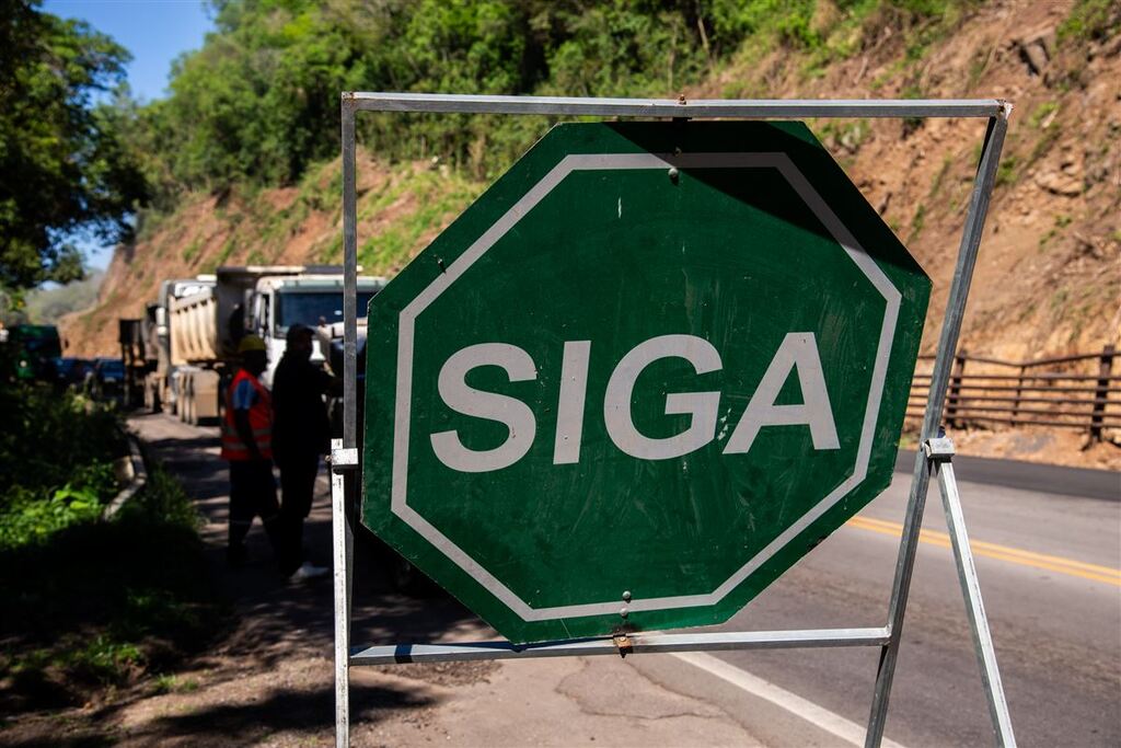 título imagem Quatro cidades da região começam a semana com pare e siga nas estradas