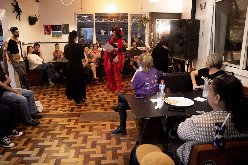 título imagem Sarau dxs Atrevidxs ocupa a Quarta Autoral com noite de poesia, performances e microfone livre