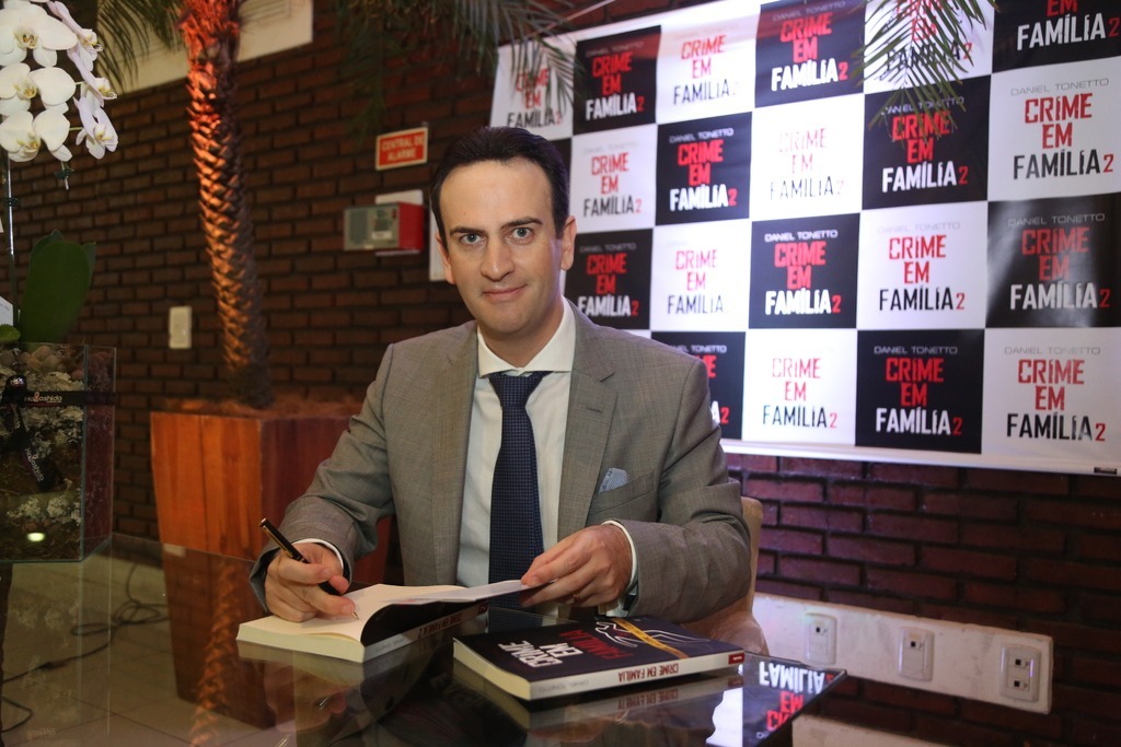 Livro de Daniel Tonetto, sucesso de vendas no Brasil, será lançado em Paris